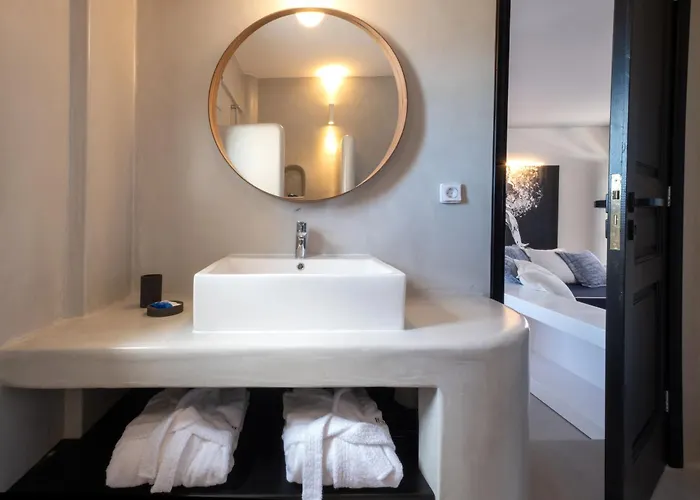 Ifestau.4 Apartmanhotel Fíra